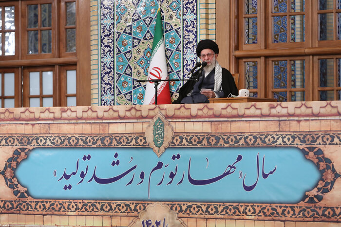 <strong>رهبر انقلاب: منظور دشمن از دگرگونی، تغییر هویت جمهوری اسلامی است/ حضور در جنگ اوکراین را رد میکنیم</strong>
