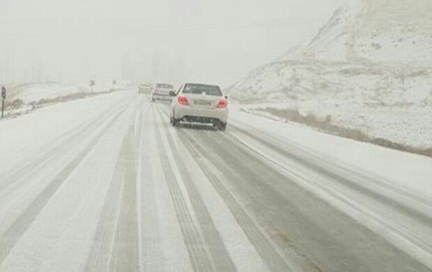محورهای کوهستانی مازندران برفی است