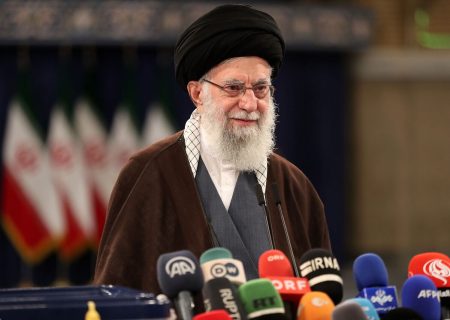 رهبر انقلاب: چشم دنیا به انتخابات ایران است/ دوستان را خوشحال و دشمنان را ناامید کنید