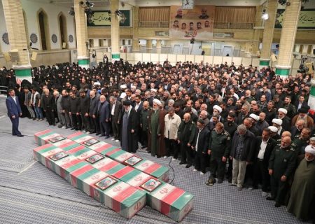 رهبر معظم انقلاب بر پیکر هفت شهید راه قدس نماز اقامه کردند