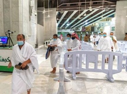 عمره‌گزاران ایرانی لباس احرام به تن کردند