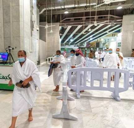 عمرهگزاران ایرانی لباس احرام به تن کردند