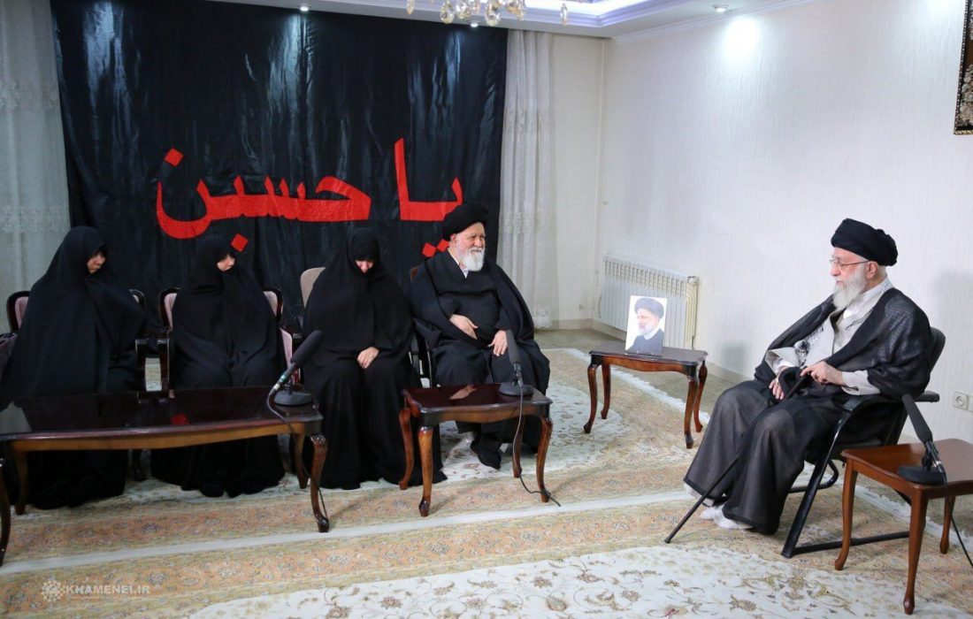 حضور رهبر انقلاب در منزل رئیس جمهور شهید