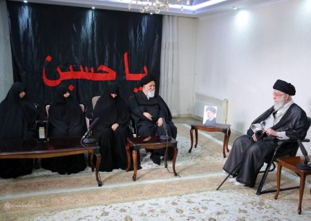 حضور رهبر انقلاب در منزل رئیس‌ جمهور شهید