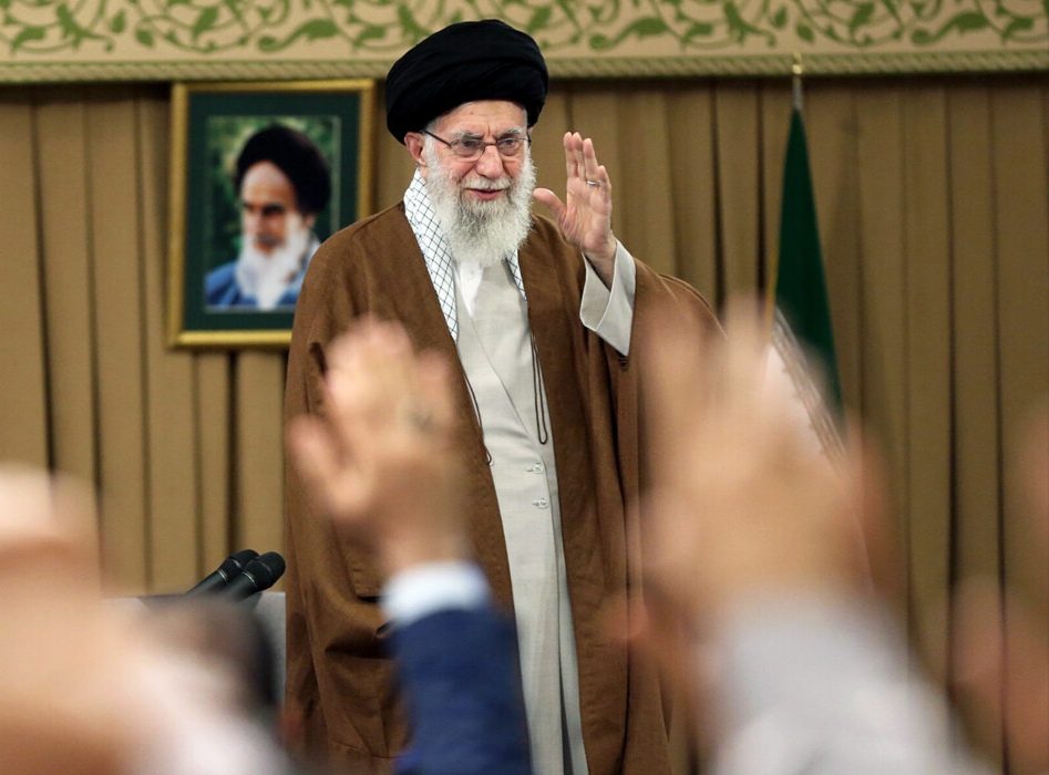 رهبر انقلاب: ناامیدکردن جوانان از روی لجاجت با نظام، لطمه زدن به آینده کشور است