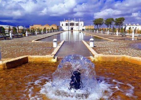 باغ فتح آباد کرمان، دلبری معماری و انعکاس آب