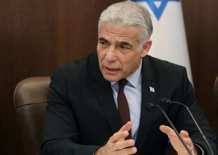 لاپید: نتانیاهو برای جلوگیری از فروپاشی ائتلاف خود دروغ می‌گوید