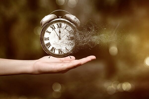 شتاب گذر عمر؛ آیا با بالا رفتن سن زمان تندتر میگذرد؟