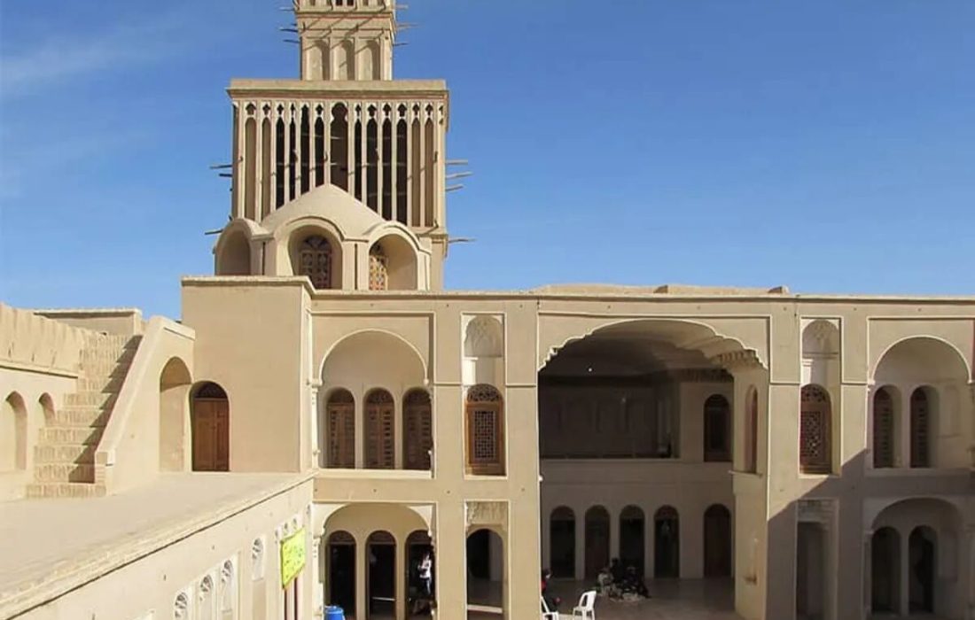 خانه آقازاده در ابرکوه، تنها خانه جهان با بادگیرهای دو طبقه