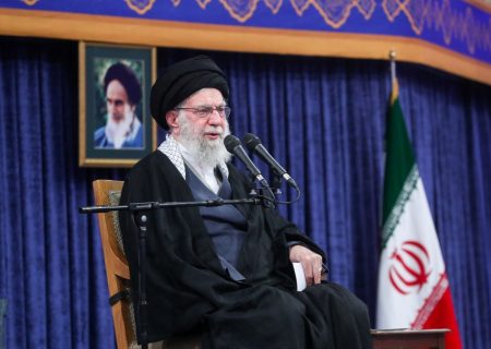 باهمراهی مردم دشمن را به زانو در می‌آوریم