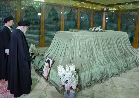 رهبر انقلاب در مرقد مطهر امام راحل(ره) حضور یافتند