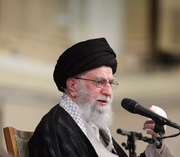 رهبر انقلاب: اگر جنگی راه بیندازند این بار جنگ منطقه‌ای خواهد بود