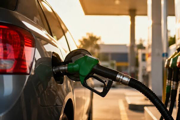 قیمت بنزین چه سرنوشتی پیدا میکند؟ بررسی ۳ سناریوی دولت برای سهمیه و نرخ سوخت